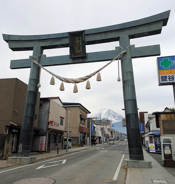 富士吉田市の金鳥居とその奥に見える富士山