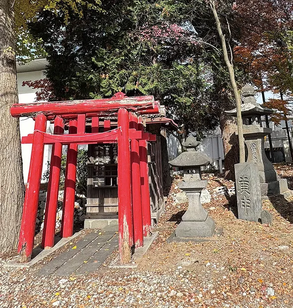 金宿稲荷社の赤い鳥居と社