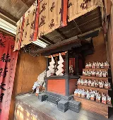 金宿稲荷社の社内と奉納された狐像