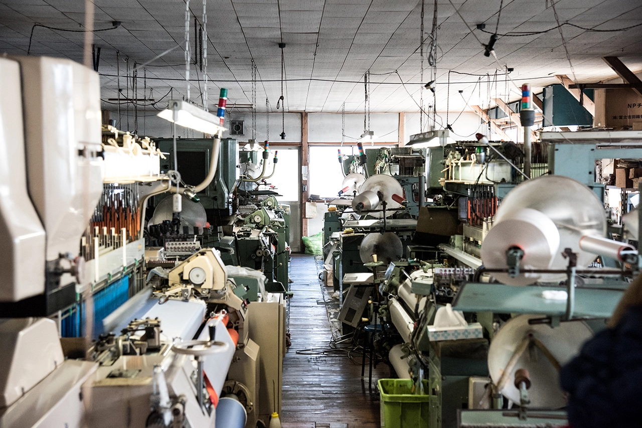 富士吉田の織物工場に並ぶ織機